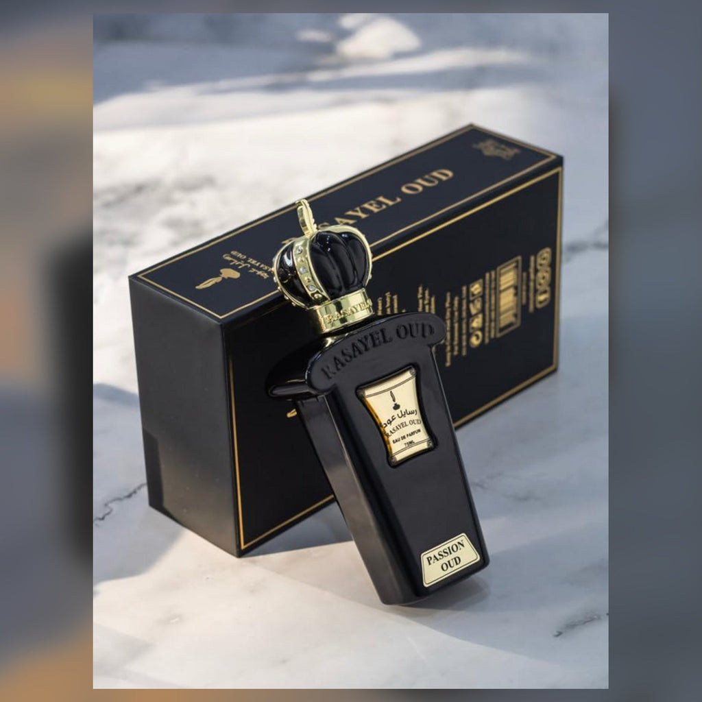 PASSION OUD | Rasayel Oud | Eau de Parfum | Herrenduft – großes Produktbild im 1A Fragrance Shopdesign
